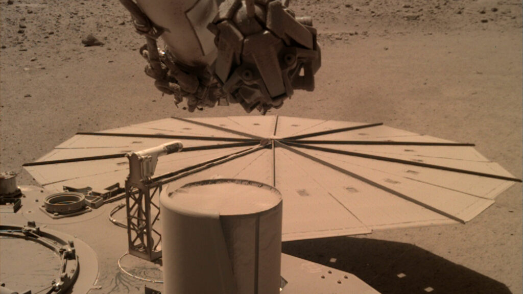 Image obtenue le 26 juin 2021 par InSight. On voit nettement la poussière sur le panneau solaire. // Source : NASA/JPL-Caltech (photo recadrée) Image obtenue le 26 juin 2021 par InSight. On voit nettement la poussière sur le panneau solaire. // Source : NASA/JPL-Caltech (photo recadrée)
