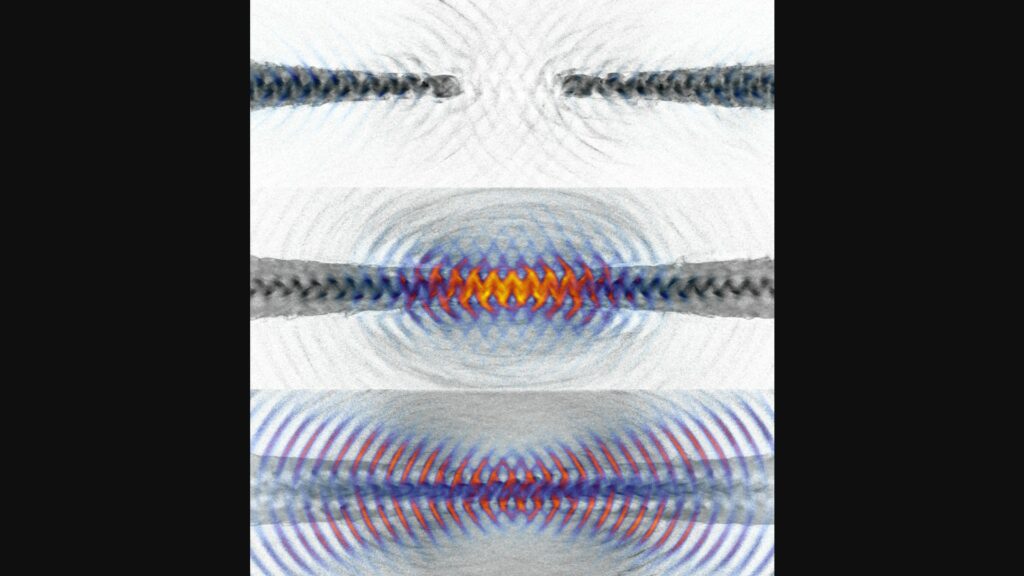 Les différents stades dans la densité du plasma (le nuage d'électrons) (en gris) au fil de l'irradiation par les lasers. En couleur, la densité des photons gamma générés par les collisions. // Source : Toma Toncian Les différents stades dans la densité du plasma (le nuage d'électrons) (en gris) au fil de l'irradiation par les lasers. En couleur, la densité des photons gamma générés par les collisions. // Source : Toma Toncian
