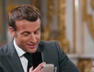Macron qui parle dans son iPhone. // Source : McFly et Carlito
