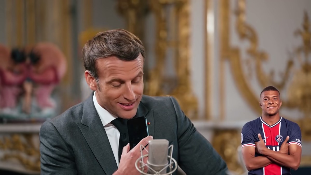Macron qui parle dans son iPhone. // Source : McFly et Carlito Macron qui parle dans son iPhone. // Source : McFly et Carlito