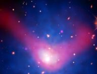 L'amas de galaxies se déplace le long du filament de gaz. // Source : X-ray: (Chandra: NASA/CXC/Univ. Bonn/A. Veronica et al; XMM-Newton: ESA/XMM-Newton); Optical: DES/DOE/FNAL/DECam/CTIO/NOIRLab/NSF/AURA; Radio: CSIRO/ASKAP/EMU L'amas de galaxies se déplace le long du filament de gaz. // Source : X-ray: (Chandra: NASA/CXC/Univ. Bonn/A. Veronica et al; XMM-Newton: ESA/XMM-Newton); Optical: DES/DOE/FNAL/DECam/CTIO/NOIRLab/NSF/AURA; Radio: CSIRO/ASKAP/EMU