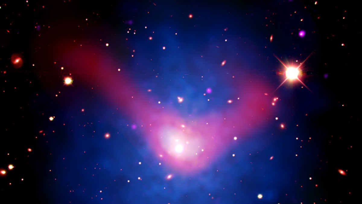 L'amas de galaxies se déplace le long du filament de gaz. // Source : X-ray: (Chandra: NASA/CXC/Univ. Bonn/A. Veronica et al; XMM-Newton: ESA/XMM-Newton); Optical: DES/DOE/FNAL/DECam/CTIO/NOIRLab/NSF/AURA; Radio: CSIRO/ASKAP/EMU L'amas de galaxies se déplace le long du filament de gaz. // Source : X-ray: (Chandra: NASA/CXC/Univ. Bonn/A. Veronica et al; XMM-Newton: ESA/XMM-Newton); Optical: DES/DOE/FNAL/DECam/CTIO/NOIRLab/NSF/AURA; Radio: CSIRO/ASKAP/EMU