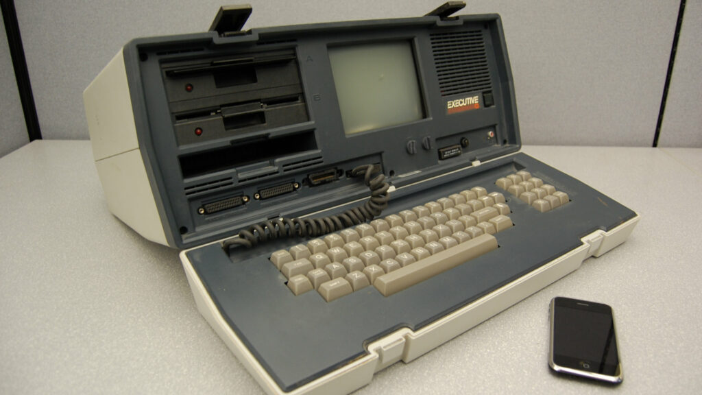 L'Osborne Executive à côté d'un iPhone // Source : Casey Fleser - Wikimedia L'Osborne Executive à côté d'un iPhone // Source : Casey Fleser - Wikimedia