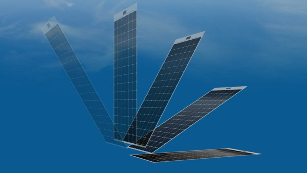 Les panneaux solaires Maxeon Air se collent directement sur le toit comme un sticker. // Source : Maxeon Les panneaux solaires Maxeon Air se collent directement sur le toit comme un sticker. // Source : Maxeon