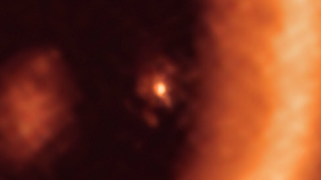 Vue rapprochée du disque lunaire entourant PDS 70c. // Source : ALMA (ESO/NAOJ/NRAO)/Benisty et al. (image recadrée) Vue rapprochée du disque lunaire entourant PDS 70c. // Source : ALMA (ESO/NAOJ/NRAO)/Benisty et al. (image recadrée)