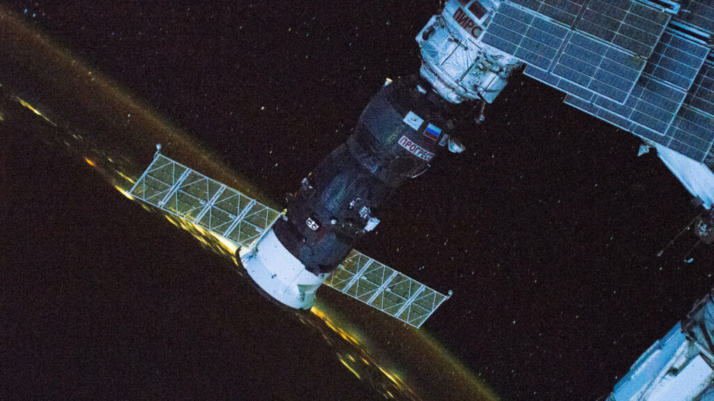 Le vaisseau attaché au module Pirs, tandis que l'ISS évolue au-dessus du Golfe du Mexique. // Source : Flickr/CC/Nasa Johnson (photo recadrée) Le vaisseau attaché au module Pirs, tandis que l'ISS évolue au-dessus du Golfe du Mexique. // Source : Flickr/CC/Nasa Johnson (photo recadrée)