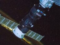 Le vaisseau attaché au module Pirs, tandis que l'ISS évolue au-dessus du Golfe du Mexique.  // Source : Flickr/CC/Nasa Johnson (photo recadrée)