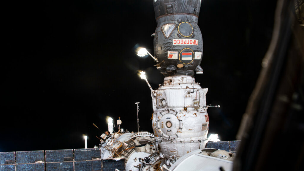 Le cargo Progress 77 amarré à Pirs sur l'ISS. // Source : Flickr/CC/Nasa Johnson (photo recadrée) Le cargo Progress 77 amarré à Pirs sur l'ISS. // Source : Flickr/CC/Nasa Johnson (photo recadrée)