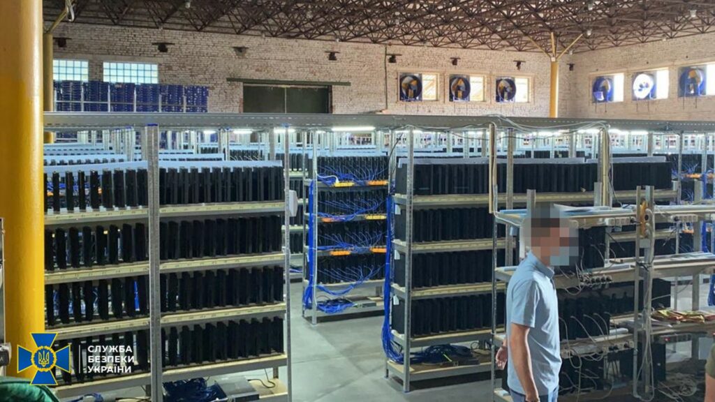 Des Ukrainiens minaient des cryptomonnaies à l'aide de PS4. // Source : Security Service of Ukraine Des Ukrainiens minaient des cryptomonnaies à l'aide de PS4. // Source : Security Service of Ukraine