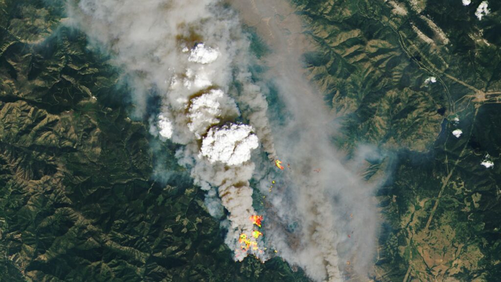 Pyrocumulus générés par les incendies de la vague de chaleur de juin 2021 à Lytton, au Canada. // Source : Nasa Pyrocumulus générés par les incendies de la vague de chaleur de juin 2021 à Lytton, au Canada. // Source : Nasa
