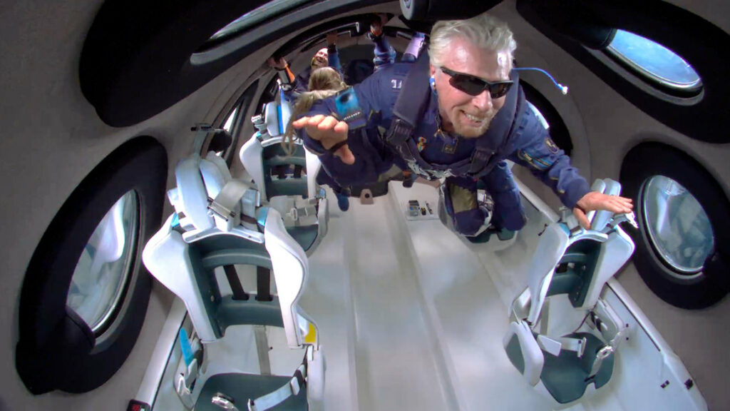 Richard Branson a pu profiter de quelques minutes d'apesanteur à bord du VSS Unity de sa société Virgin Galactic. // Source : Virgin Galactic Richard Branson a pu profiter de quelques minutes d'apesanteur à bord du VSS Unity de sa société Virgin Galactic. // Source : Virgin Galactic