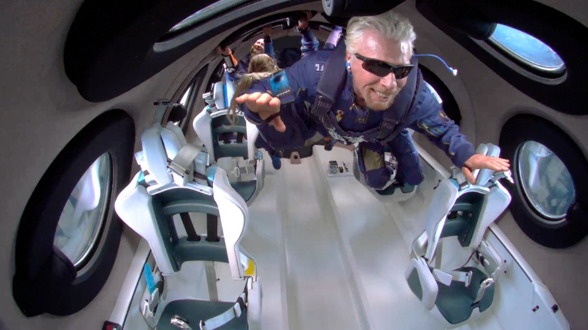 Richard Branson a pu profiter de quelques minutes d'apesanteur à bord du VSS Unity de sa société Virgin Galactic. // Source : Virgin Galactic Richard Branson a pu profiter de quelques minutes d'apesanteur à bord du VSS Unity de sa société Virgin Galactic. // Source : Virgin Galactic