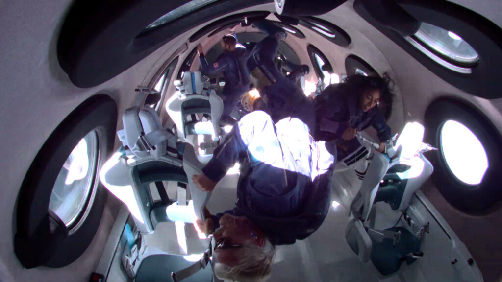 Une fois situé à plus de 80 km d'altitude, l'équipage du VSS Unity a pu profiter des joies de l'apensateur. // Source : Virgin Galactic Une fois situé à plus de 80 km d'altitude, l'équipage du VSS Unity a pu profiter des joies de l'apensateur. // Source : Virgin Galactic