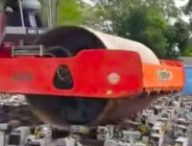 La police malaysienne a détruit des machines de minage de bitcoin avec un rouleau compresseur. // Source : Capture d'écran Youtube / Dayak Daily