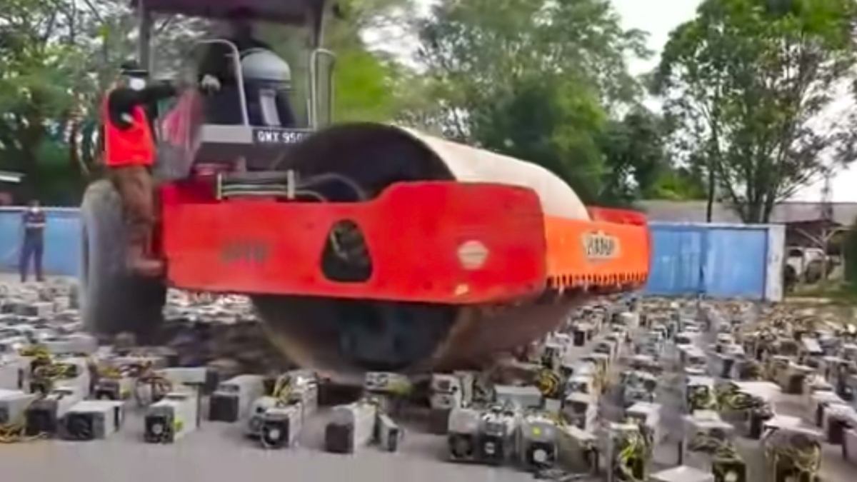 La police malaysienne a détruit des machines de minage de bitcoin avec un rouleau compresseur. // Source : Capture d'écran Youtube / Dayak Daily La police malaysienne a détruit des machines de minage de bitcoin avec un rouleau compresseur. // Source : Capture d'écran Youtube / Dayak Daily
