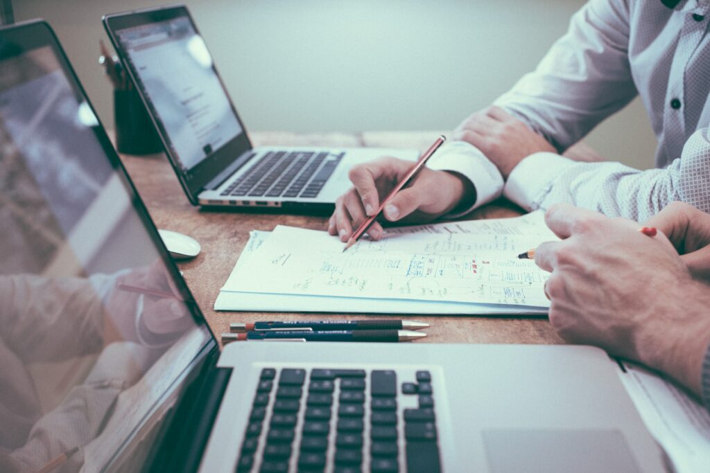 Le pass sanitaire au travail ? // Source : Scott Graham / Unsplash Le pass sanitaire au travail ? // Source : Scott Graham / Unsplash