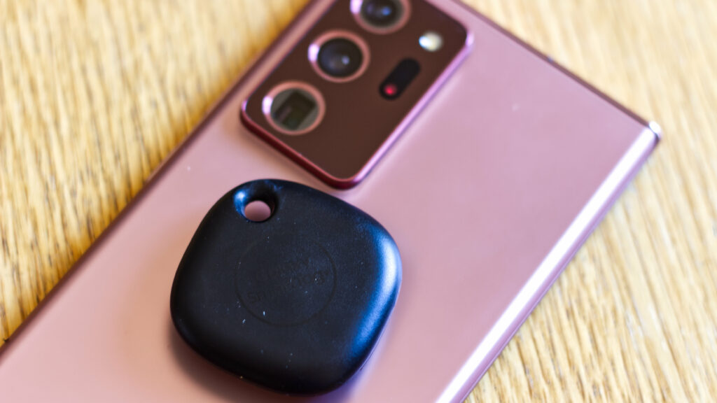 Le SmartTag+ n'est compatible qu'avec les mobiels Samsung les plus récents // Source : Photo Corentin Béchade pour Numerama Le SmartTag+ n'est compatible qu'avec les mobiels Samsung les plus récents // Source : Photo Corentin Béchade pour Numerama