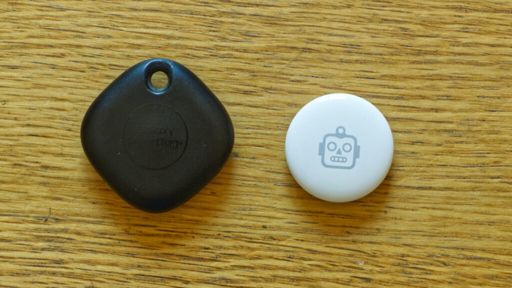 Le SmartTag+ (gauche) face au AirTag (droite) // Source : Photo Corentin Béchade pour Numerama Le SmartTag+ (gauche) face au AirTag (droite) // Source : Photo Corentin Béchade pour Numerama
