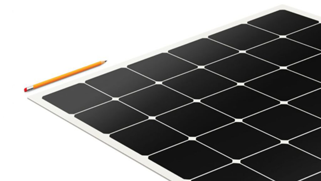 Ce panneau solaire adhésif devrait peser deux fois moins lourd que les panneaux conventionnels. // Source : Maxeon Ce panneau solaire adhésif devrait peser deux fois moins lourd que les panneaux conventionnels. // Source : Maxeon