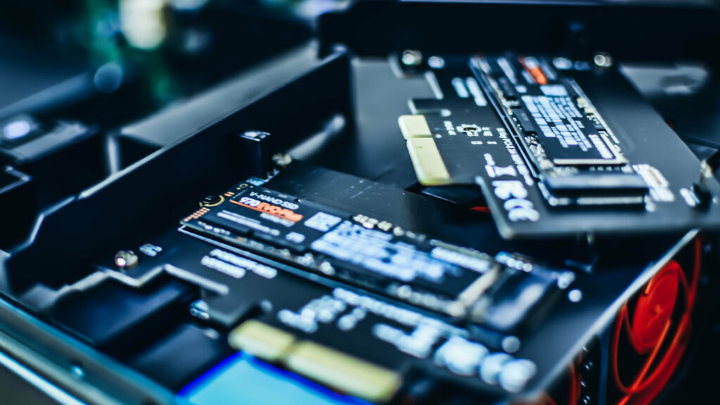 Un SSD installé dans un ordinateur // Source : Marc PEZIN - Unsplash Un SSD installé dans un ordinateur // Source : Marc PEZIN - Unsplash