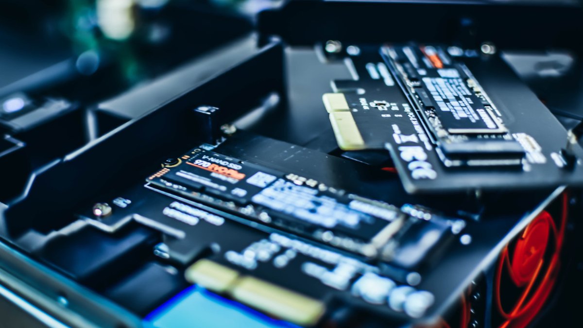 Un SSD installé dans un ordinateur // Source : Marc PEZIN - Unsplash Un SSD installé dans un ordinateur // Source : Marc PEZIN - Unsplash