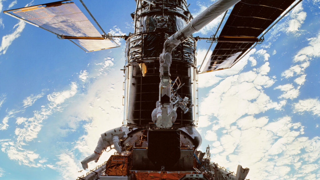 Hubble lors de la mission de maintenance STS-103, en 1999. // Source : Flickr/CC/Nasa (photo recadrée) Hubble lors de la mission de maintenance STS-103, en 1999. // Source : Flickr/CC/Nasa (photo recadrée)