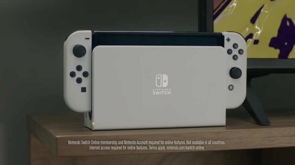 La nouvelle Nintendo Switch OLED sur son dock // Source : YouTube/Nintendo La nouvelle Nintendo Switch OLED sur son dock // Source : YouTube/Nintendo