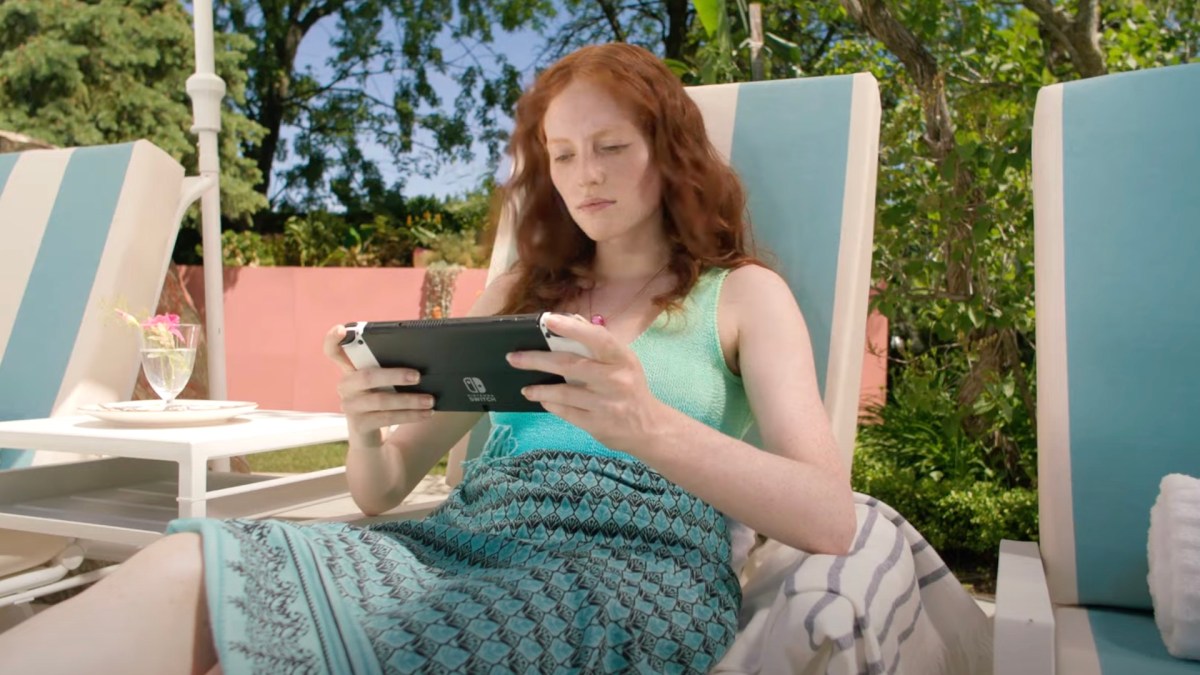 Une femme joue à la Switch OLED dans une pub de Nintendo // Source : YouTube/Nintendo Une femme joue à la Switch OLED dans une pub de Nintendo // Source : YouTube/Nintendo