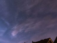 Ciel étoilé au-dessus des toits. // Source : Pexels/Stuart Pritchards (photo recadrée) Ciel étoilé au-dessus des toits. // Source : Pexels/Stuart Pritchards (photo recadrée)
