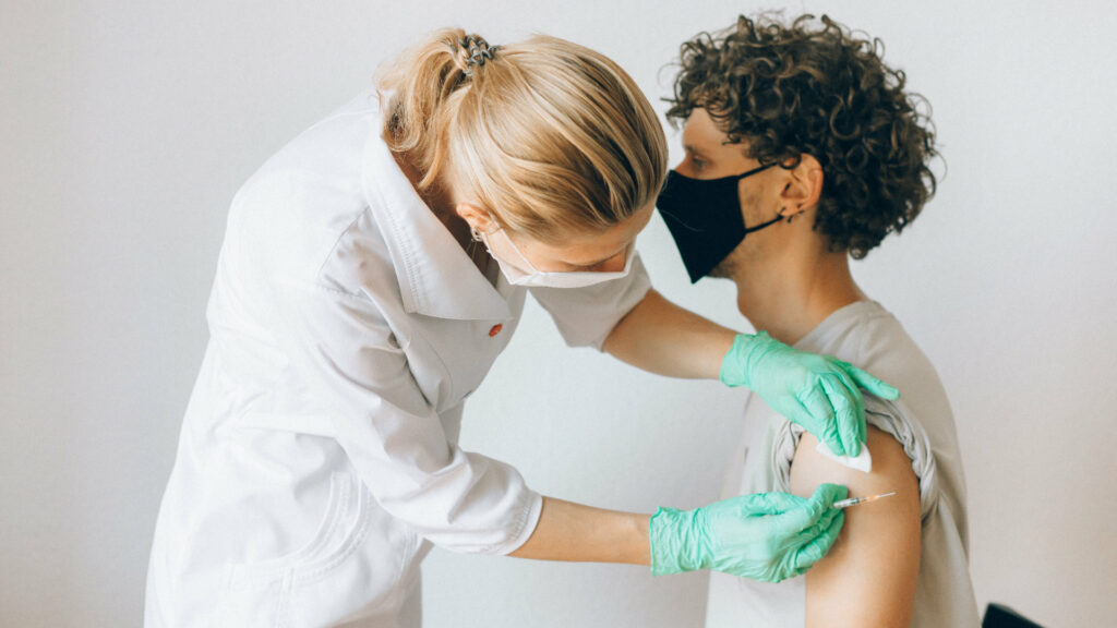 Patient se faisant vacciner contre la maladie Covid-19. // Source : Pexels/Nataliya Vaitkevich (photo recadrée) Patient se faisant vacciner contre la maladie Covid-19. // Source : Pexels/Nataliya Vaitkevich (photo recadrée)