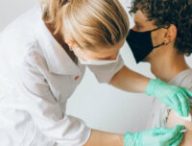 Patient se faisant vacciner contre la maladie Covid-19. // Source : Pexels/Nataliya Vaitkevich (photo recadrée)