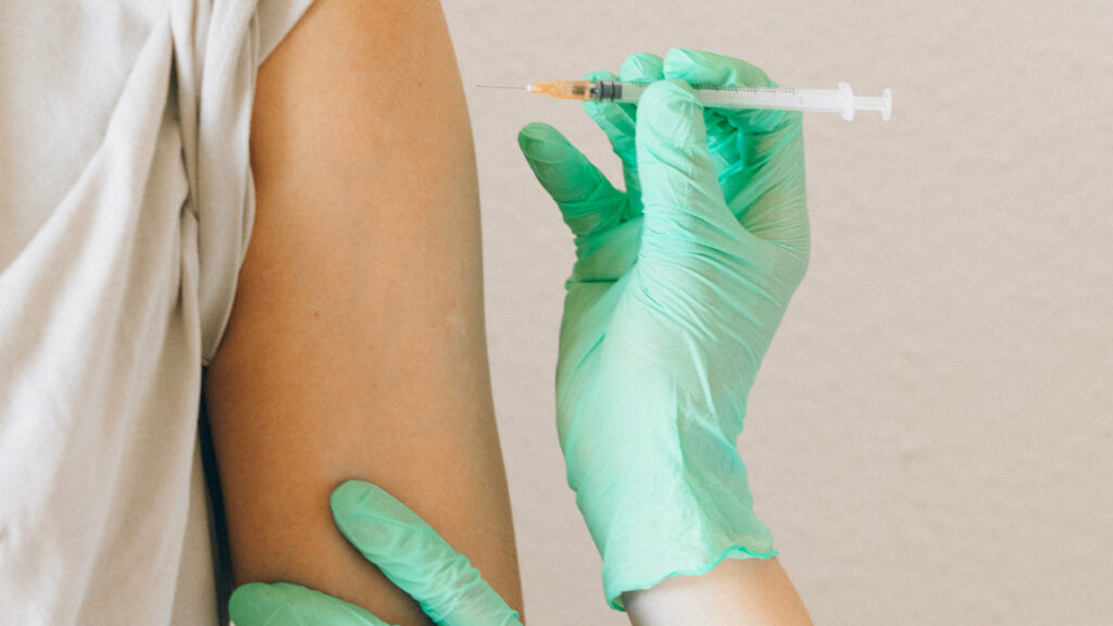 Vaccin contre la maladie Covid-19. // Source : Pexels/Nataliya Vaitkevich (photo recadrée) Vaccin contre la maladie Covid-19. // Source : Pexels/Nataliya Vaitkevich (photo recadrée)