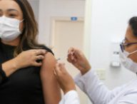 Vaccination contre la maladie covid-19. // Source : Flickr/CC/Flickr oficial do Governo do Estado de São Paulo. (photo recadrée)