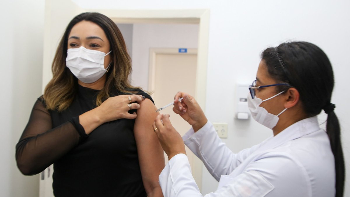 Vaccination contre la maladie covid-19. // Source : Flickr/CC/Flickr oficial do Governo do Estado de São Paulo. (photo recadrée) Vaccination contre la maladie covid-19. // Source : Flickr/CC/Flickr oficial do Governo do Estado de São Paulo. (photo recadrée)
