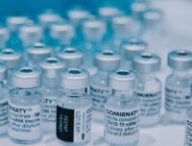 Flacons de vaccins contre le covid. // Source : Unsplash/Mat Napo (photo recadrée)