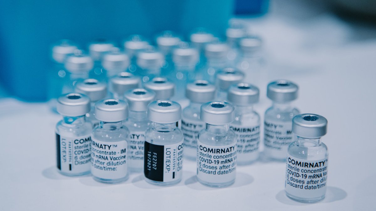 Flacons de vaccins contre le covid. // Source : Unsplash/Mat Napo (photo recadrée) Flacons de vaccins contre le covid. // Source : Unsplash/Mat Napo (photo recadrée)
