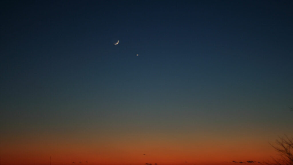 La Lune et Vénus en conjonction. // Source : Flickr/CC/Steven Isaacson (photo recadrée) La Lune et Vénus en conjonction. // Source : Flickr/CC/Steven Isaacson (photo recadrée)