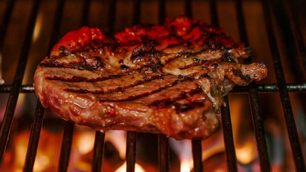 La réaction de Maillard est à l’origine du goût caractéristique de la viande cuite. // Source : Pexels/Алекке Блажин (photo recadrée) La réaction de Maillard est à l’origine du goût caractéristique de la viande cuite. // Source : Pexels/Алекке Блажин (photo recadrée)