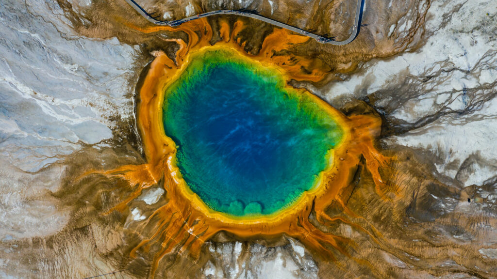 Les sources chaudes de Yellowstone hébergent des microbes dont l’activité biologique génère des produits chimiques. // Source : Unplash/CC/Dan Meyers (photo recadrée) Les sources chaudes de Yellowstone hébergent des microbes dont l’activité biologique génère des produits chimiques. // Source : Unplash/CC/Dan Meyers (photo recadrée)