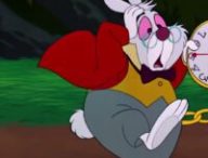 La lapin courre avec son horloge. // Source : Disney FR