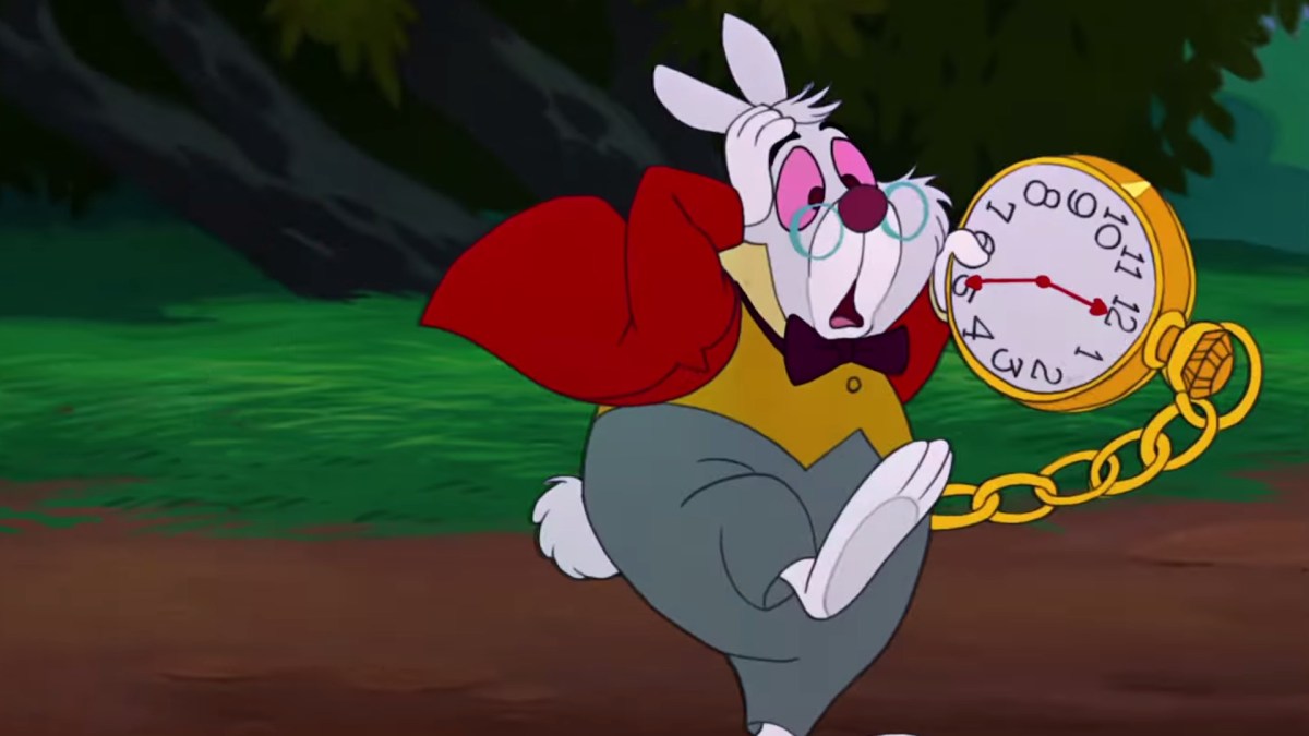 La lapin courre avec son horloge. // Source : Disney FR La lapin courre avec son horloge. // Source : Disney FR