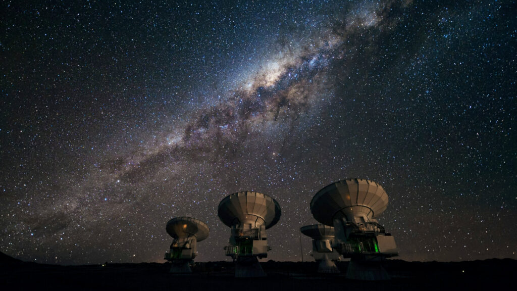 Quatre antennes d'ALMA. // Source : ESO/José Francisco Salgado (photo recadrée et modifiée) Quatre antennes d'ALMA. // Source : ESO/José Francisco Salgado (photo recadrée et modifiée)