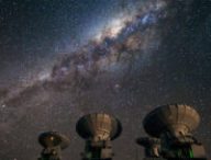 Quatre antennes d'ALMA. // Source : ESO/José Francisco Salgado (photo recadrée et modifiée) Quatre antennes d'ALMA. // Source : ESO/José Francisco Salgado (photo recadrée et modifiée)
