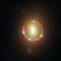 Anneau d'Einstein généré par la lumière du quasar 2M1310-1714 croisant la route de deux galaxies massives. // Source : ESA Anneau d'Einstein généré par la lumière du quasar 2M1310-1714 croisant la route de deux galaxies massives. // Source : ESA