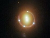 Anneau d'Einstein généré par la lumière du quasar 2M1310-1714 croisant la route de deux galaxies massives. // Source : ESA
