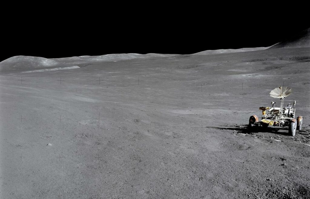 Image remasterisée de la mission Apollo 15. À droite, c'est le rover. // Source : NASA / JSC / ASU / ANDY SAUNDERS Image remasterisée de la mission Apollo 15. À droite, c'est le rover. // Source : NASA / JSC / ASU / ANDY SAUNDERS