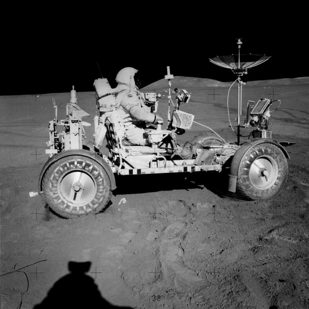 David Scott sur le rover lunaire durant Apollo 15. Image remasterisée. // Source : NASA / JSC / ASU / ANDY SAUNDERS David Scott sur le rover lunaire durant Apollo 15. Image remasterisée. // Source : NASA / JSC / ASU / ANDY SAUNDERS