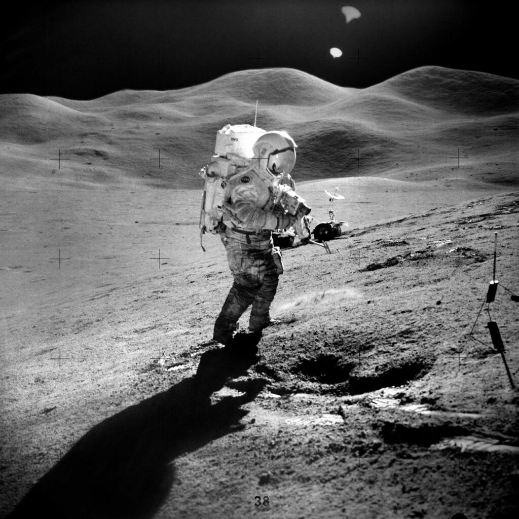 Collecte d'échantillon sur la Lune. Image remasterisée d'Apollo 15. // Source : NASA / JSC / ASU / ANDY SAUNDERS Collecte d'échantillon sur la Lune. Image remasterisée d'Apollo 15. // Source : NASA / JSC / ASU / ANDY SAUNDERS