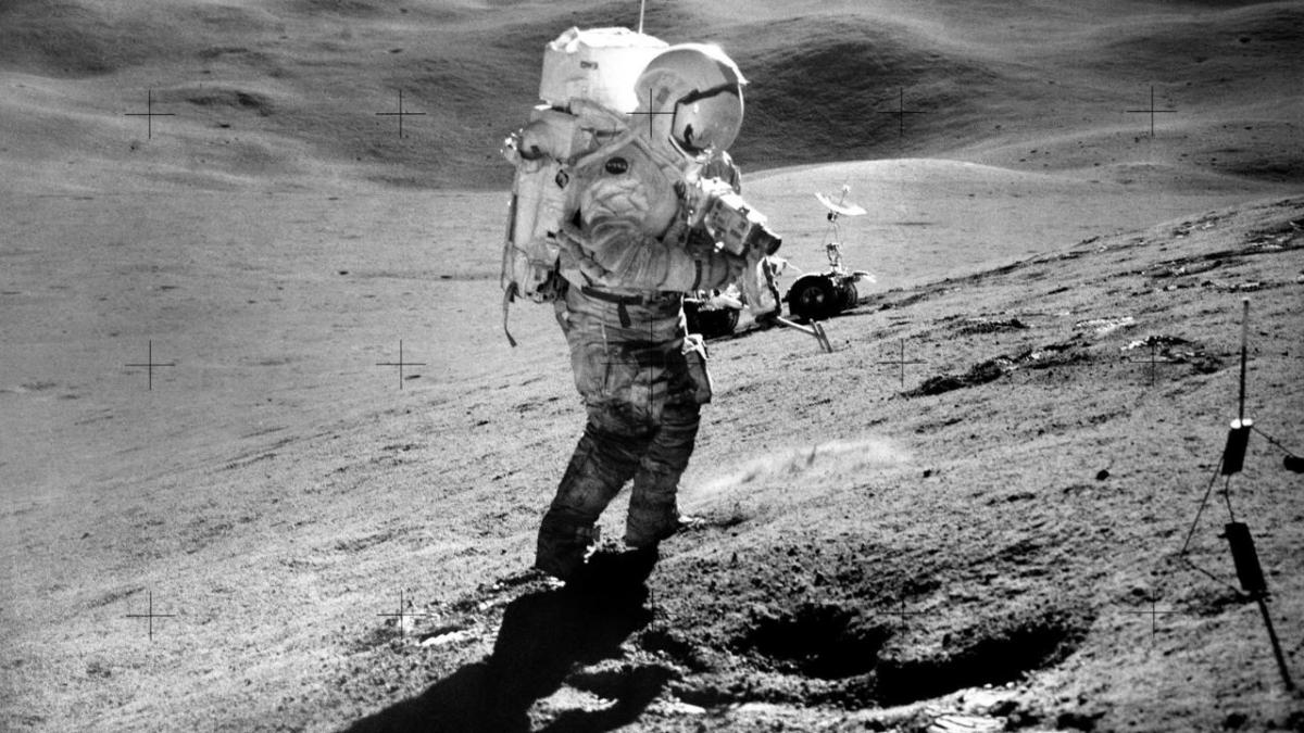 Collecte d'échantillon sur la Lune. Image remasterisée d'Apollo 15. // Source : NASA / JSC / ASU / ANDY SAUNDERS