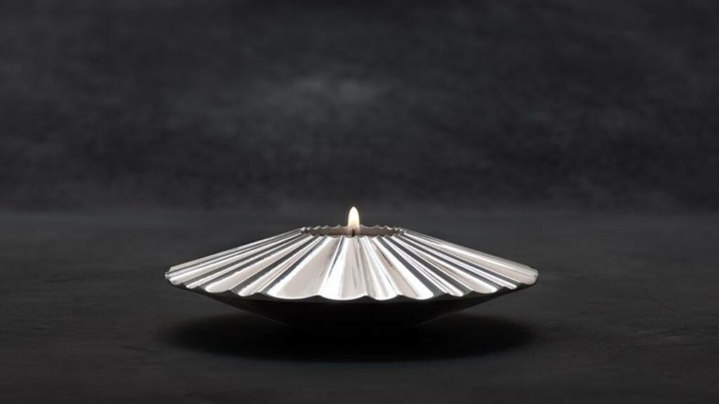 Bougeoir réalisé à partir de cet acier « propre », réalisé par la designeuse Lena Bergström. // Source : SSAB/Lena Bergström Bougeoir réalisé à partir de cet acier « propre », réalisé par la designeuse Lena Bergström. // Source : SSAB/Lena Bergström